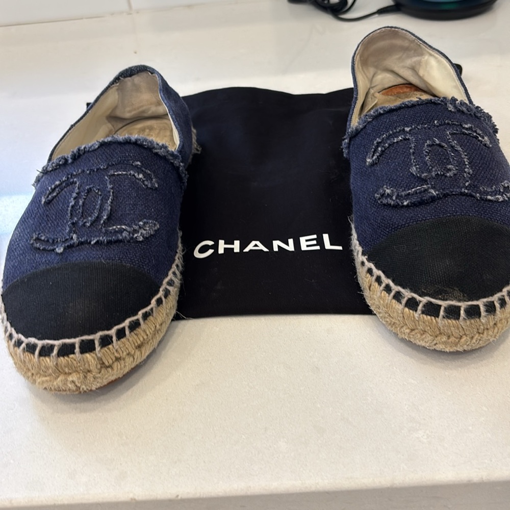 CHANEL denim Blue Espadrilles with Iconic CC Logo - Picture 6 of 8